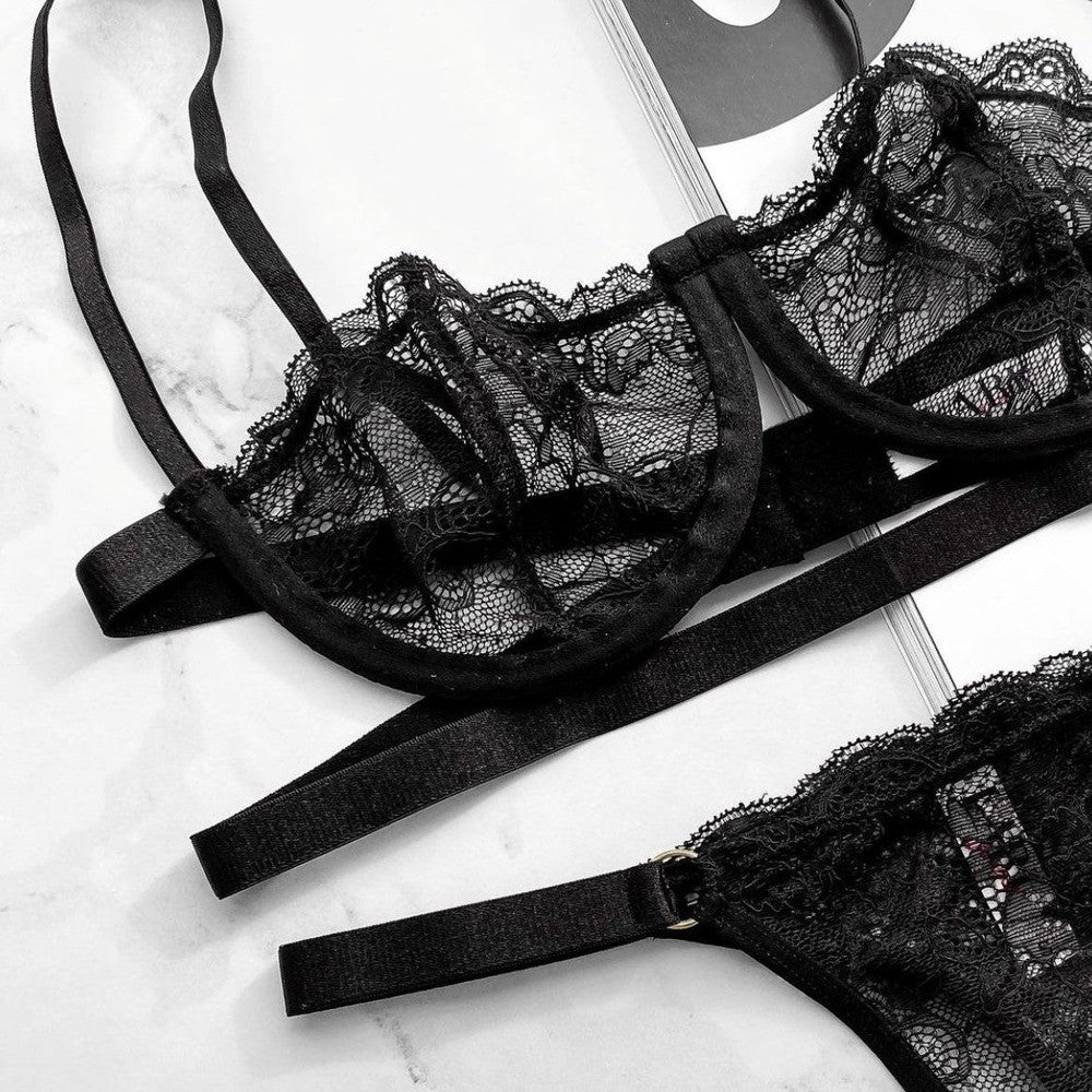 Black Bralette Set With Lace Detailing